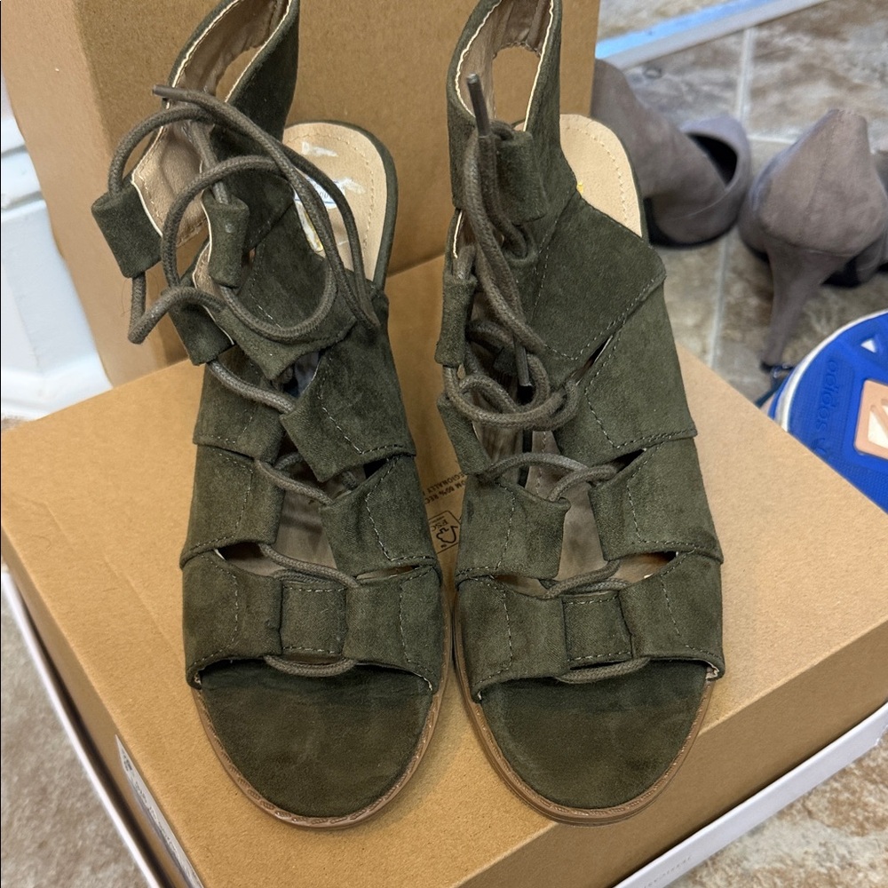 Kenneth Cole Reaction Dark Green Suede Sandals